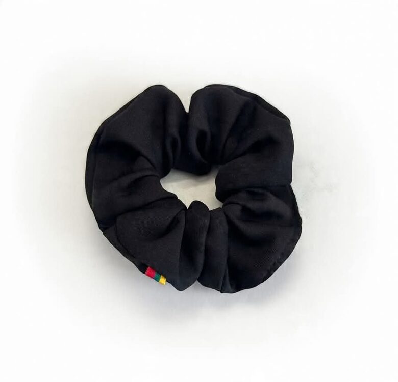 Juoda plaukų gumelė 