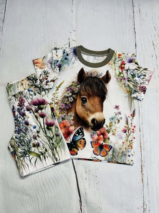 (98) Komplektukas su šortais "Arkliukas pievoje" 